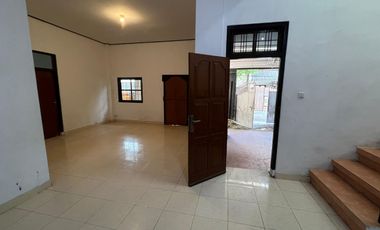 FOR RENT RUMAH SIAP HUNI BISA BUAT KANTOR STARTEGIS DI RENON