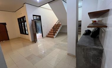 FOR RENT RUMAH SIAP HUNI BISA BUAT KANTOR STARTEGIS DI RENON