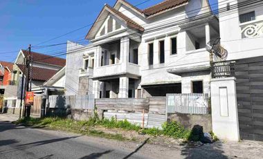 Rumah Mewah Tahap Finishing Dekat Manahan Solo