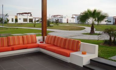 EN VENTA CASA DE PLAYA EN TRES ISLAS UBICADA EN EL KM. 68 DE LA PANAMERICANA SUR (ENTRADA POR CHILCA)