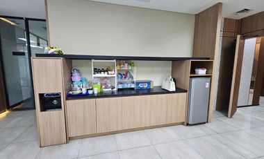Disewakan Office space dengan Interior mewah sudah full furnish di The Smith, Alam sutera