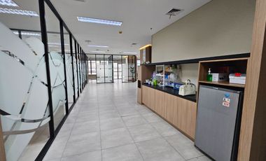 Disewakan Office space dengan Interior mewah sudah full furnish di The Smith, Alam sutera