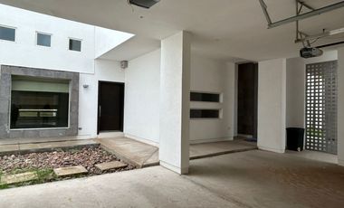 Renta casa - Campos Elíseos Sector 2