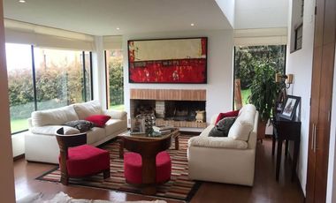 Espectacular casa de 5 niveles en Chía. ENCENILLOS DE SINDAMANOY  Esta espaciosa casa es ideal para quienes buscan comodidad y una vista inigualable.