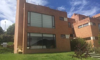 Espectacular casa de 5 niveles en Chía. ENCENILLOS DE SINDAMANOY  Esta espaciosa casa es ideal para quienes buscan comodidad y una vista inigualable.