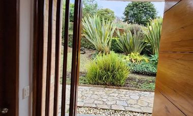 Espectacular casa de 5 niveles en Chía. ENCENILLOS DE SINDAMANOY  Esta espaciosa casa es ideal para quienes buscan comodidad y una vista inigualable.
