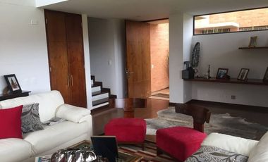 Espectacular casa de 5 niveles en Chía. ENCENILLOS DE SINDAMANOY  Esta espaciosa casa es ideal para quienes buscan comodidad y una vista inigualable.
