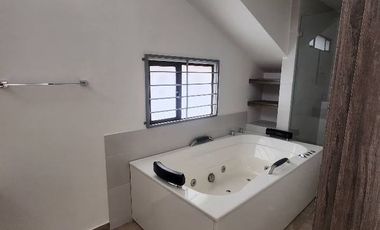 Penthouse dúplex en Chía! Ubicado estratégicamente sobre la Avenida Chilacos, PERMUTO  este apartamento te ofr