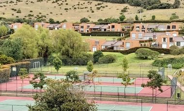 Deja atrás el ruido y la congestión. Descubre Encenillos de Sindamanoy , el mejor sector de la Sabana, donde la vida campestre se una con la exclusivi