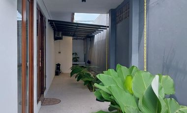 Luxury House for Rent in Laweyan Fully Furnished, 4-Car Carport