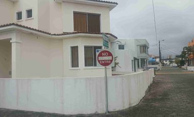 CASA DE VENTA EN TONSUPA DENTRO DE URBANIZACION