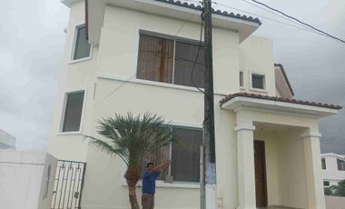 CASA DE VENTA EN TONSUPA DENTRO DE URBANIZACION