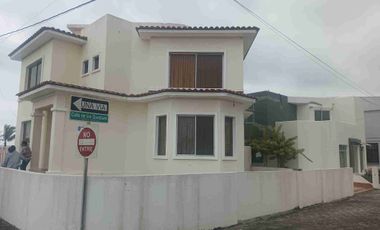 CASA DE VENTA EN TONSUPA DENTRO DE URBANIZACION