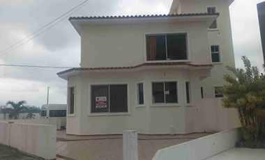 CASA DE VENTA EN TONSUPA DENTRO DE URBANIZACION