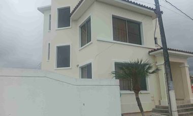 CASA DE VENTA EN TONSUPA DENTRO DE URBANIZACION