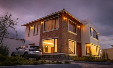 Vendo lujosa casa Cotacachi 180m2