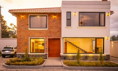 Vendo lujosa casa Cotacachi 180m2