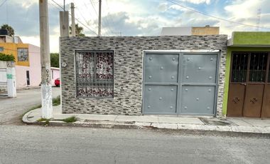 CASA EN VENTA DE UN PISO EN ESQUINA POR VILLAS DE SAN LORENZO