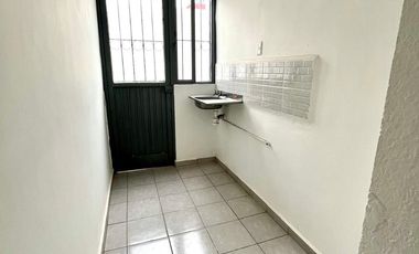 CASA EN VENTA DE UN PISO EN ESQUINA POR VILLAS DE SAN LORENZO