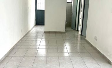 CASA EN VENTA DE UN PISO EN ESQUINA POR VILLAS DE SAN LORENZO