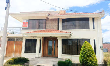 CASA MODERNA CON JARDIN Y BBQ DE VENTA EN ZONA EXCLUSIVA/25URB33