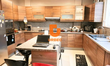 CASA MODERNA CON JARDIN Y BBQ DE VENTA EN ZONA EXCLUSIVA/25URB33