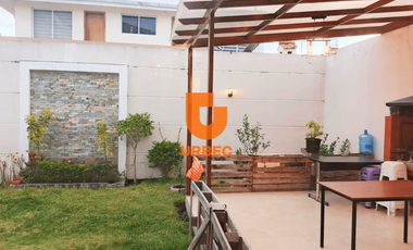 CASA MODERNA CON JARDIN Y BBQ DE VENTA EN ZONA EXCLUSIVA/25URB33