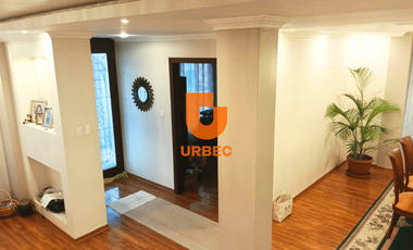 CASA MODERNA CON JARDIN Y BBQ DE VENTA EN ZONA EXCLUSIVA/25URB33