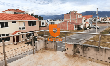 CASA MODERNA CON JARDIN Y BBQ DE VENTA EN ZONA EXCLUSIVA/25URB33