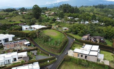 LOTE EN VENTA EN CONDOMINIO EN LA GRAMINEA DE 2.500M2