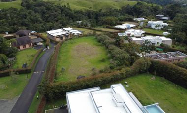 LOTE EN VENTA EN CONDOMINIO EN LA GRAMINEA DE 2.500M2