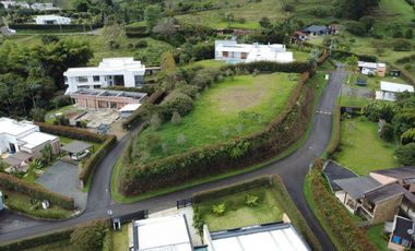 LOTE EN VENTA EN CONDOMINIO EN LA GRAMINEA DE 2.500M2