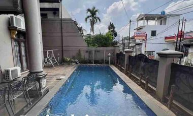 Rumah Mewah Ada Kolam Renang Antasari