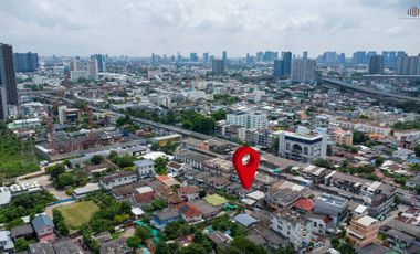 Urgent Sale! Prime Land in Soi Wong Sawang 21 Excellent value and location! This 50 sq. wah plot is zoned for high-density residential use