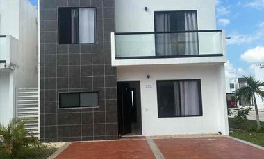 Casa en venta de 3 habitaciones en zona privada con alberca