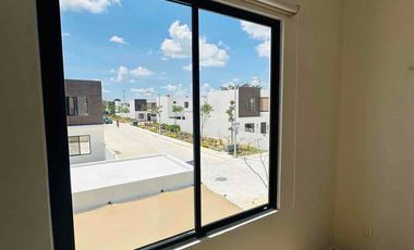 Casa en venta de 3 habitaciones en zona privada con alberca