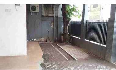 Disewakan Rumah 5+2 kmr blkg Mandiri Supomo Tebet Jaksel.