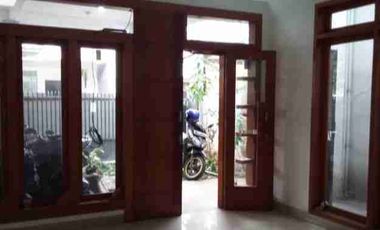 Disewakan Rumah 5+2 kmr blkg Mandiri Supomo Tebet Jaksel.