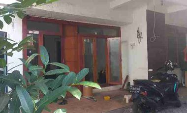 Disewakan Rumah 5+2 kmr blkg Mandiri Supomo Tebet Jaksel.