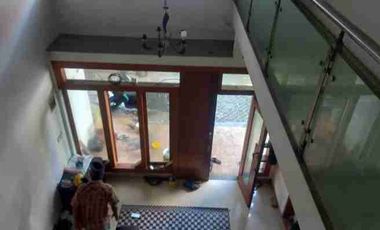 Disewakan Rumah 5+2 kmr blkg Mandiri Supomo Tebet Jaksel.