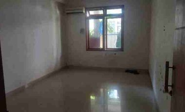 Disewakan Rumah 5+2 kmr blkg Mandiri Supomo Tebet Jaksel.