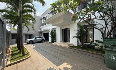5 Bedroom Modern & Beautiful House, spacious garden in Cipete