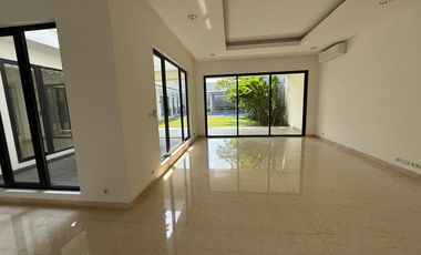 5 Bedroom Modern & Beautiful House, spacious garden in Cipete