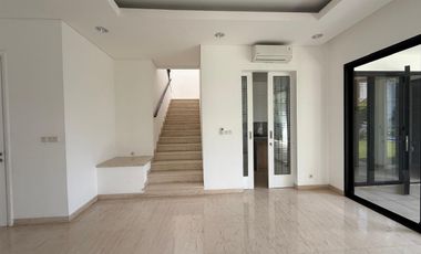 5 Bedroom Modern & Beautiful House, spacious garden in Cipete