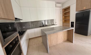 5 Bedroom Modern & Beautiful House, spacious garden in Cipete