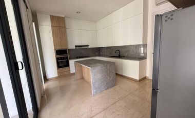 5 Bedroom Modern & Beautiful House, spacious garden in Cipete