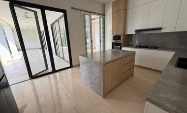 5 Bedroom Modern & Beautiful House, spacious garden in Cipete