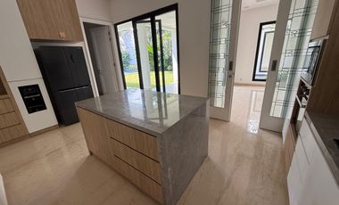 5 Bedroom Modern & Beautiful House, spacious garden in Cipete