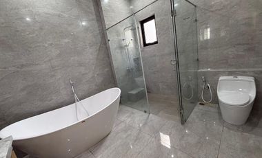 5 Bedroom Modern & Beautiful House, spacious garden in Cipete