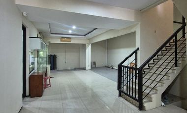 Disewakan Rumah di Jalan Utama Serenity Nginden